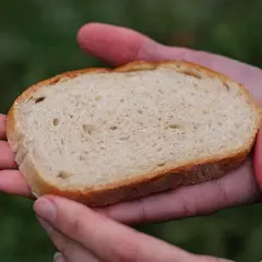 Ile kromek ma chleb krojony? Sprawdź standardy i wagi