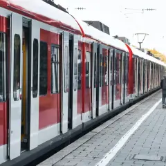 Czerwony pociąg na stacji, ludzie czekają na peronie. Może właśnie planują zwrot biletu Pendolino?