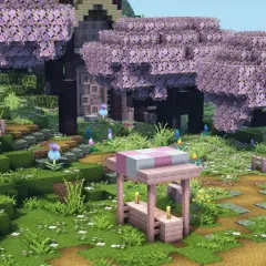 Urocza polana w grze Minecraft, gdzie drzewa kwitną na różowo, a ścieżki zdobią kamienie. Widać tu urocze stoiska i kwiaty, wszystko w stylu stay true texture pack.