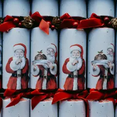 Babbo Natale decora i cracker natalizi, pronti per le canzoni di Natale tradizionali.