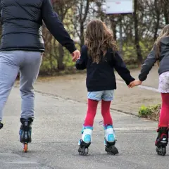 Wrotki czy rolki dla dziecka: co wybrać, aby zapewnić bezpieczeństwo?