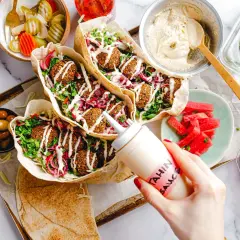 Frisch zubereitete Falafel-Pitas mit Hummus, Salat und Tahini-Sauce. Perfekt, um Falafel selber machen zu lernen und zu genießen!
