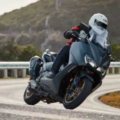 Motociclista en TMAX, disfrutando de la velocidad máxima en una carretera sinuosa.