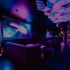 Wnętrze klubu nocnego w Poznaniu, gdzie neonowe światła tworzą atmosferę jak z piekła rodem.