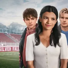 Tre unga vuxna på en fotbollsplan med berg i bakgrunden. Kanske en hint om vad som väntar i "my life with the walter boys season 2".