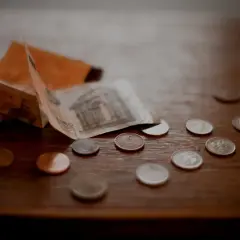 Euro banknoty i monety na drewnianym blacie. Zastanawiasz się, czy w banku można wymienić walutę?