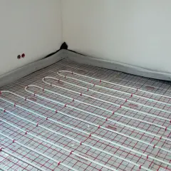 Instalacja podłogówki w nowym domu. Sprawdź, jaka jest podłogówka cena za m2 robocizny.