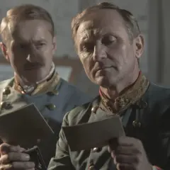 Dwóch mężczyzn w mundurach wojskowych analizuje dokumenty. Scena z filmu "Pacjentka", adaptacji książki.