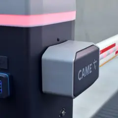 Barreras CAME modernas con teclado numérico y luz roja intermitente.