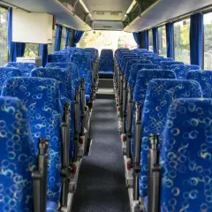 Jak wygląda autokar? Przewodnik po wnętrzu, wyposażeniu i bezpieczeństwie.
