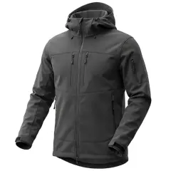 Szara kurtka softshell z kapturem, idealna na wędrówki. Dowiedz się, w czym prać softshell, by zachować jego właściwości.