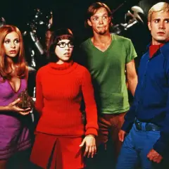 Obsada filmu Scooby-Doo: Daphne, Velma, Shaggy i Fred wyglądają na zaniepokojonych.