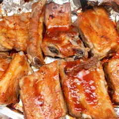 Pyszne żeberka wieprzowe w sosie BBQ, idealne do pieczenia. Zobacz, co zrobic z żeberkami wieprzowymi, by zachwycić gości!