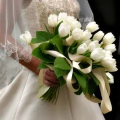 Białe tulipany w bukiecie ślubnym, idealne do połączenia z delikatnymi dodatkami.