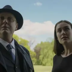 Reddington und Dembe blicken nachdenklich in den Himmel. Ein Moment der Ruhe in Staffel 11 von Blacklist.