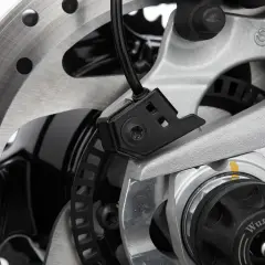 Dettaglio del sensore ABS di una moto. Per sapere come pulire sensore ABS, guarda questo primo piano del componente.