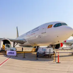 Airbus A330-900neo Uganda Airlines na płycie lotniska, gotowy do lotu.