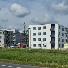 Nowe mieszkania do wynajęcia Przemyśl. Nowoczesne bloki mieszkalne w budowie, z balkonami i dużymi oknami.
