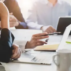 Zespół omawia prawa i obowiązki pracownika przy laptopie.