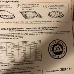 Jak piec pizzę Guiseppe: wyjmij z opakowania, umieść na ruszcie w piekarniku (180-200°C) i piecz ok. 10 minut, aż ser się roztopi.