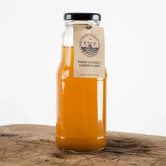 Szukasz syropu z kwiatów czarnego bzu gdzie kupić? Oto butelka z tym naturalnym produktem, idealna na zdrowie.