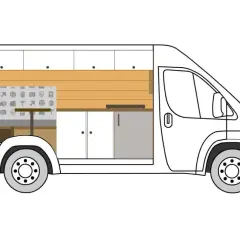 Diseño de camperizados de furgonetas: interior con armarios, cocina, nevera y mesa plegable con motivos de viaje.