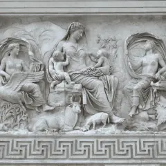 Rilievo dell'Ara Pacis: una madre con bambini, una donna con cigno, un uomo con drago, animali e motivi greci.