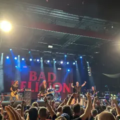 Bad Religion rockt die Bühne in Hamburg! Die Band gibt alles, während die Fans jubeln und die Hände zum Himmel recken.