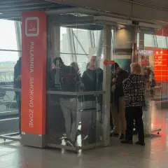 Gdzie jest palarnia na lotnisku Chopina? Oto wszystkie lokalizacje