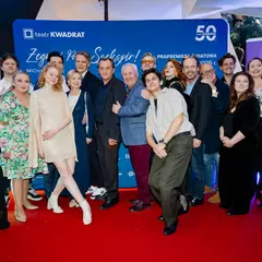 Obsada spektaklu "Pan Szekspir za jakie grzechy" Teatru Kwadrat pozuje do zdjęcia.