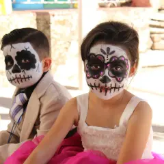Dzieci w makijażu sugar skull, idealne na przebranie dla dziecka zrób to sam.