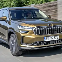 Złoty Skoda Kodiaq w ruchu drogowym. Sprawdź aktualną skoda kodiaq cena i wybierz swój wymarzony SUV.