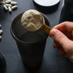 Miscela polvere e capsule: scopri quando assumere gli aminoacidi essenziali per massimizzare i tuoi risultati.