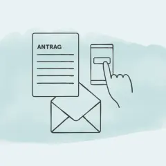 Antrag auf schnelleinstufung pflegegrad krankenhaus. Ein Finger tippt auf ein Smartphone, daneben ein Antrag und ein Umschlag.