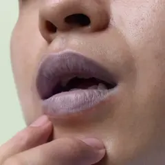 Nahaufnahme von blassen Lippen, die auf mögliche Ursachen für blasse Lippen hinweisen.