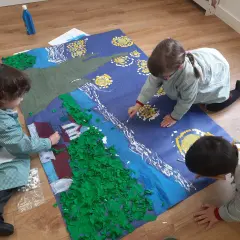 Niños recrean la **noche** estrellada de Van Gogh con pintura y papel.