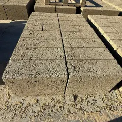 Stos bloczków fundamentowych, każdy z widocznymi kilkoma warstwami.