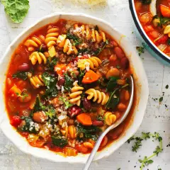 Zupa minestrone oryginalny przepis: bogactwo warzyw, fasoli i makaronu w aromatycznym bulionie. Idealna na chłodne dni.