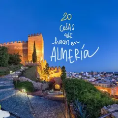 Escaleras iluminadas hacia la Alcazaba de Almería, ideal para descubrir actividades para hacer en Almería al atardecer.