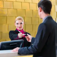Recepcjonistka w hotelu: Ile godzin? 12h zmiany i Kodeks pracy