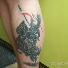 Tatuaż husaria na nodze: rycerz w zbroi na koniu z polską flagą. Duma i historia w jednym.
