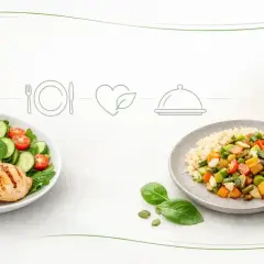 Dwa talerze z pysznym jedzeniem: grillowany kurczak z komosą ryżową i sałatką oraz ryż z warzywami. Idealna obiadokolacja.
