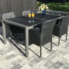 En vacker stenlagd uteplats med ett modernt utemöbelset. Perfekt inspiration för din egen uteplats.