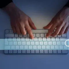 Ręce wpisują w wyszukiwarkę "jak sprawdzić swój NIP". Obok klawiatury leży myszka.