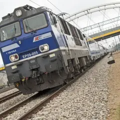 Pendolino Katowice - Kołobrzeg cena biletu? Pociąg PKP Intercity EP09-005 na torach.