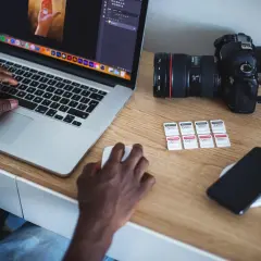 Praca fotografa: jak przerzucić zdjęcia z aparatu na laptop, korzystając z kart pamięci i edytując je na komputerze.