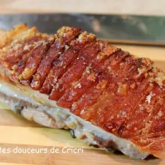Un croustillant poitrine de porc au four, doré et salé, prêt à être dégusté.
