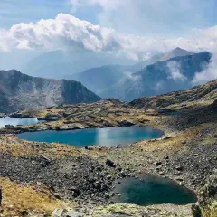 Lagos de alta montaña en Andorra, un paisaje sereno de coronallacs bajo un cielo nublado.