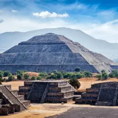 Majestätische mexikanische Pyramiden in Teotihuacán, mit Menschen, die die Stufen erklimmen.