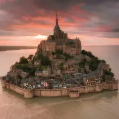 Bajkowy zamek na wodzie we Francji, Mont Saint-Michel, w blasku zachodzącego słońca.